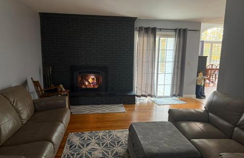 Large home with hot tub in serene wooded setting - Foto 8