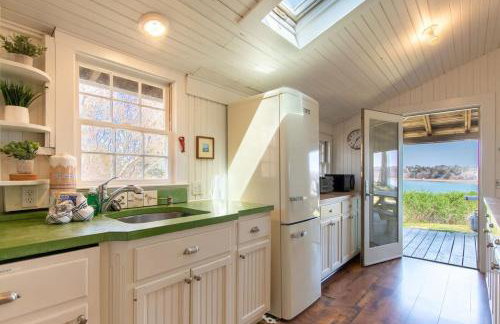 Seaside Retreat w Private Beach Landing - Foto 6