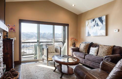 Private Hot Tub, Minutes to Ski, Cozy Getaway, Beautiful Condo- Large 3BR, Private Garage! - Photo 11