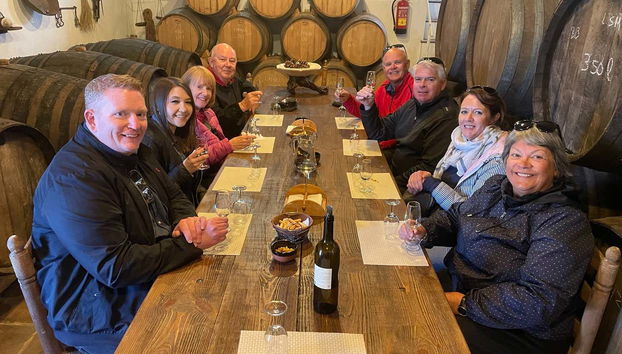 Disfrutando la cata en una bodega típica