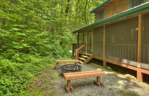 K6 Lodge Gather around the firepit soak in the hot tub and splash in the creek - Foto 40