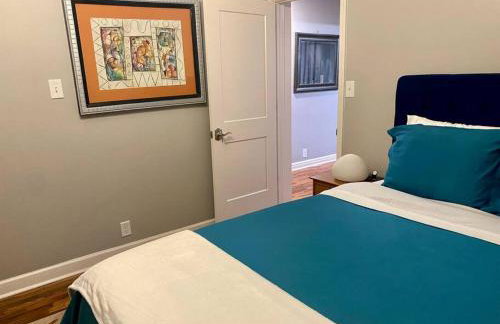 Charming Farmhouse Retreat near Downtown & University Modern Amenities, Fireplace & Porch! - Foto 20