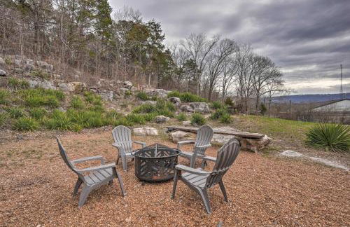 Scenic Mtn Retreat with Wooded Backyard and Fire Pit! - Foto 24