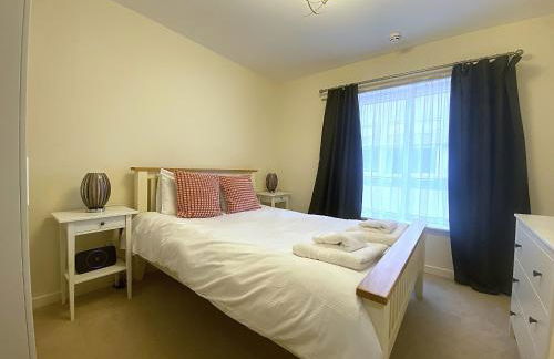 2-Bedroom Apartment with Balcony & Parking in Central Woking - Foto 7