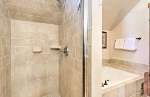 Ski-InandSki-Out Donnelly Townhome with Hot Tub! - Foto 18