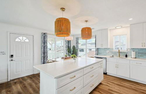 Tranquil Lakeside Escape 2 Bedrooms Patio Views - Photo 12