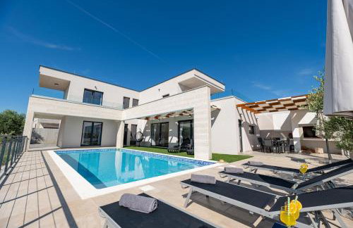 Villa Dasi s grijanim bazenom - Photo 1