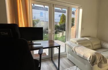 Large 3 Bed Home - Coop Live -Free parking - Foto 26