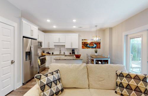 Stylish dog-friendly townhome with firepit & enclosed yard - blocks to downtown - Photo 7