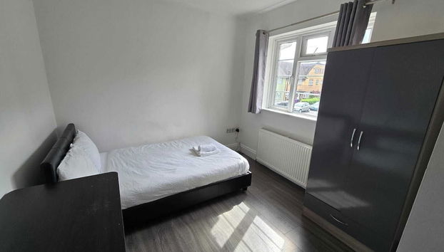 Limehouse Townhomes Modern 4 Bedroom 3-bathroom Townhome With a Private Garden - Photo 4