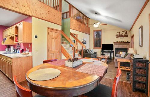 Hot tub, fireplace, fire pit, pool table, grill, EV, pets, HOA lake - Photo 25