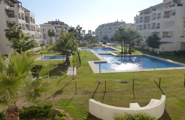 Beautiful 2 Bedroom 2 Bathroom Apartment With Pool - Photo 16