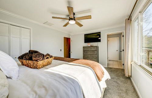 Lakefront Cabin Retreat with Dock in Robbinsville! - Foto 12