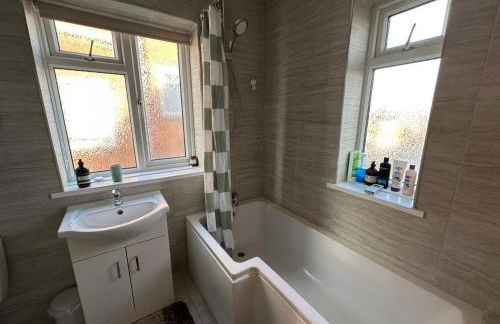 Cosy 2BR Home with Garden & Parking - Foto 53