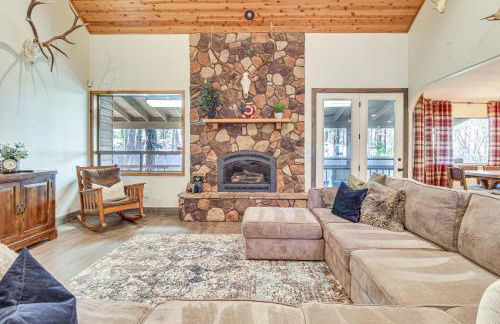 Near Woodland Lake Park Cabin with Serene Deck! - Foto 6