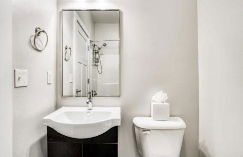 CozySuites Music Row Spacious 2BR with free parking 46 - Foto 23