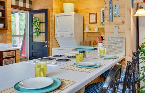 Oak Island Vacation Rental with Decks, Walk to Beach - Foto 8