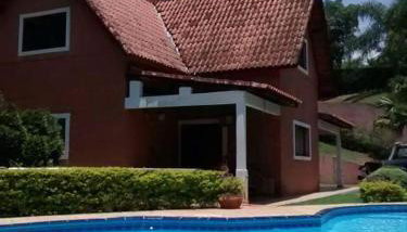 Linda casa em condomínio ecológico de alto padrão a 1h de SP, Terreno de 1500m2 com amplo gramado e piscina, WiFi para Home Office, Área gourmet com churrasqueira, forno de pizza e lareira aconchegante - Foto 5