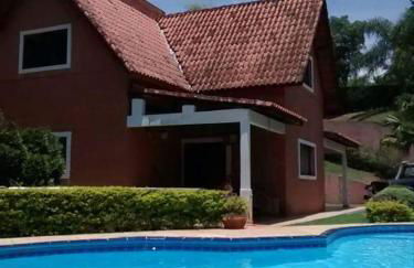 Linda casa em condomínio ecológico de alto padrão a 1h de SP, Terreno de 1500m2 com amplo gramado e piscina, WiFi para Home Office, Área gourmet com churrasqueira, forno de pizza e lareira aconchegante - Foto 5