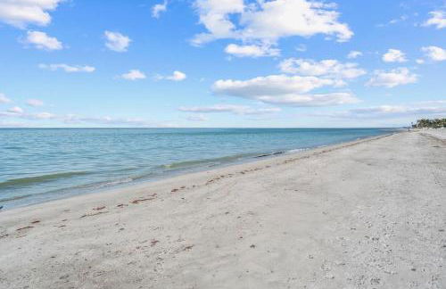 Visit Nonna's Beach Cottage & Enjoy the Sunshine with a Short Walk to the Beach! - Foto 28