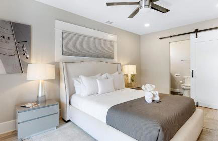 Luxe Backyard Oasis w/ Hot Tub Chic Design South Park Sanctuary - Foto 22