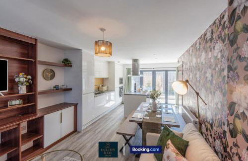 Luxury Retreat For 10 Short Lets & Serviced Accommodation Manchester with Hot Tub and Spacious Garden - Foto 50