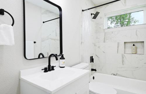 Luxury 4BR Retreat 10 Mins to Downtown & Lake - Photo 34