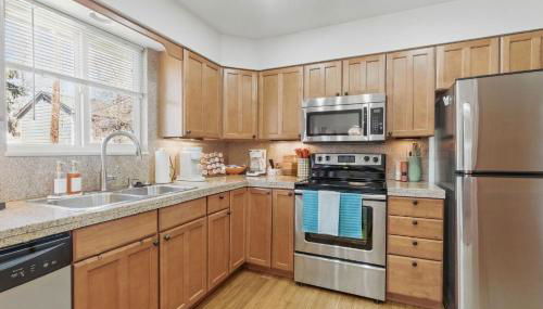 Spacious 4BD - Backyard BBQ, Fire Pit & Mini Golf - Photo 5, stove, dishwasher