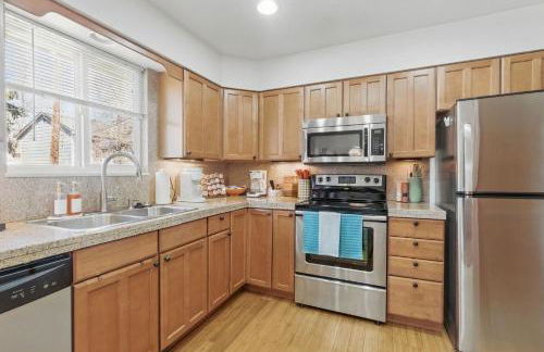 Spacious 4BD - Backyard BBQ, Fire Pit & Mini Golf - Foto 5