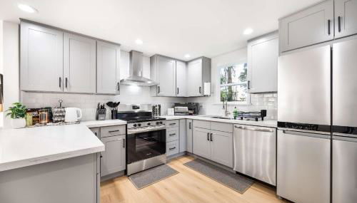 Newly Modern 4BR2BA Rambler by Super Market - Photo 2