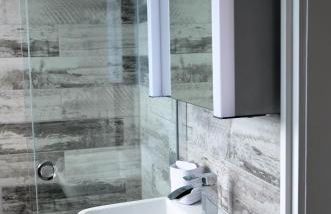 THE HIDEAWAY - LUXURY SELF CATERING COASTAL APARTMENT with PRIVATE ENTRANCE & KEY BOX ENTRY JUST A FEW MINUTES WALK TO THE BEACH, SOLENT WAY WALK, SHOPS and many EATERIES & BARS - FREE OFF ROAD PARKING,FULL KITCHEN, LOUNGE,BEDROOM , BATHROOM & WI-FI - Foto 49