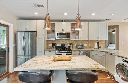 Sizable Screened in Porch w Luxury Kitchen and Bath - Foto 12