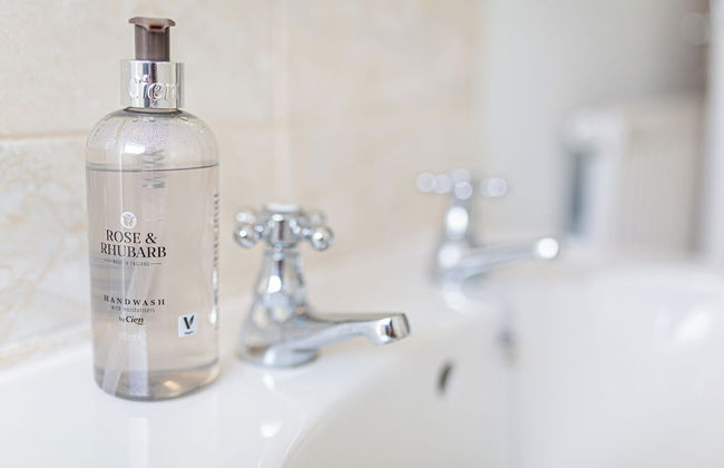 Central 2 Bed House w/ Garden and Free Parking! - Photo 77