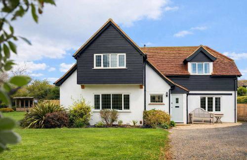 Spacious Coastal Family Home Sleeps 8 - Photo 6