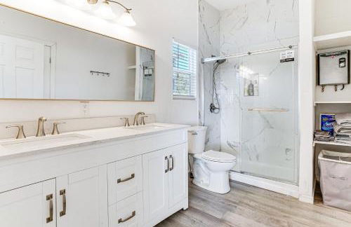 Luxury Lakefront Retreat with Dock in Runaway Bay - Foto 6