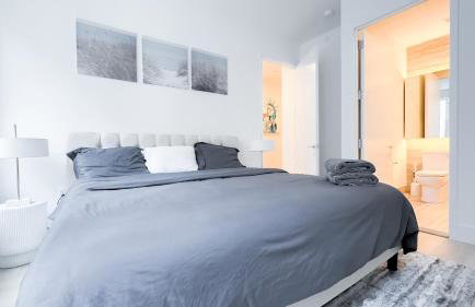 Stylish 3BR Luxury Retreat in the Heart of FiDi - Photo 11