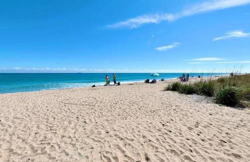 King Bed Mermaid suite - heart of Palm Beach, free parking included - Photo 17