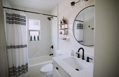 The White House, A Unique ABQ Stay in Central Location near Uptown - Foto 23