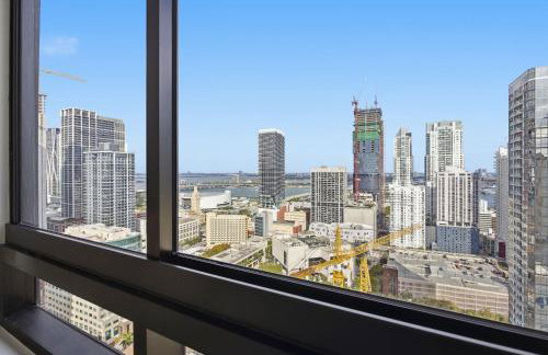 Upscale Downtown Condo Pool Gym & Skyline Views - Foto 40