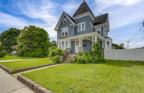 5 Mi to Beaches Historic Apartment in Westerly! - Foto 1