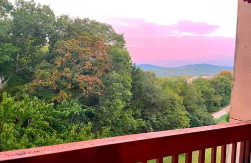 Cozy Lakeside Getaway - Outdoor Theater - Free Early Check-In- 4min to Silver Dollar City - Foto 4