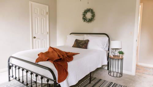 ~ The Cozy Farmhouse ~ | Sleeps 10+ | Farm Views - Foto 2, Other