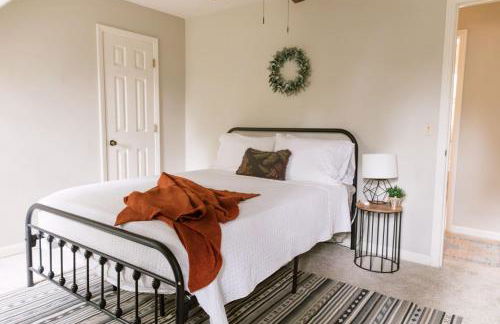 ~ The Cozy Farmhouse ~ | Sleeps 10+ | Farm Views - Foto 2