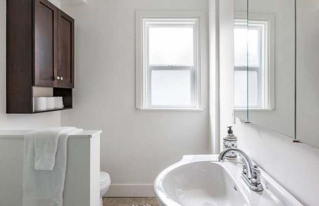 Gorgeous Bungalow With a Backyard Deck - Photo 66