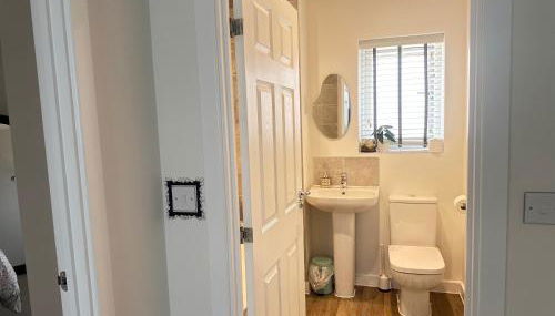 4 Bed House - Sleeps 7 - Pets - Parking - Wifi - Foto 5