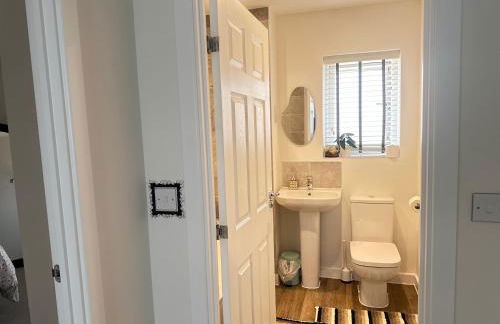 4 Bed House - Sleeps 7 - Pets - Parking - Wifi - Foto 5