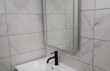 Lovely newly refurbished 1 Bedroom Flat Minutes From Sandy Beach,private terrace - Photo 11