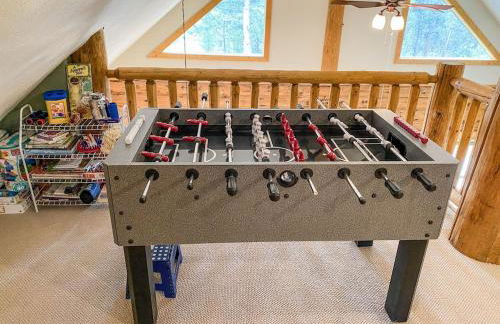 Secluded Log Cabin with Views & Hot Tub, Foosball, Wood Stove - Heavenly Homestead - Foto 23