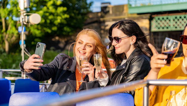 Desfrutando do cruzeiro ao entardecer com música