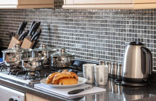 4 bed home, driveway parking ideally located in Latchford, Warrington - Executive St Marys House - Foto 16